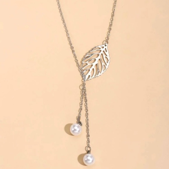 ❤️Silver Leaf Pearl Necklace - Picture 4 of 5